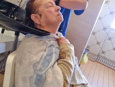 Operatori socio-sanitari al lavoro nella casa per anziani Home Sweet Home a Siracusa